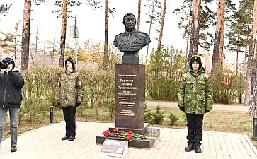 Сенаторы приняли участие в возложении цветов генерал-полковнику Бурлакову М.П., командующему западной группировкой войск, и Герою Советского Союза, генерал-майору Балдынову В.В