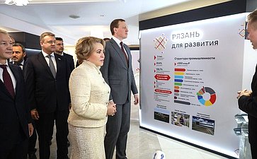 Валентина Матвиенко и Павел Малков осмотрели выставку, посвященную истории и перспективам развития Рязанской области