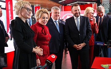 Валентина Матвиенко посетила Софийский собор и осмотрела выставку брендов «Новгородский торг»