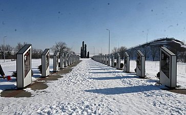 Айрат Гибатдинов возложил цветы к мемориалу «Непокорённые» в городе Краснодон Луганской Народной Республики