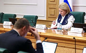 Сенаторы приняли участие в сдаче пробного Единого государственного экзамена