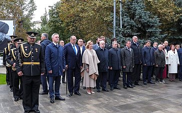 Сенаторы РФ возложили цветы к мемориалу Воину-освободителю в парке им. Ленинского комсомола в Махачкале (фото пресс-служба Министерства экономики и территориального развития Республики Дагестан)