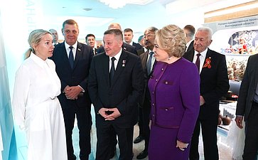 Валентина Матвиенко и Андрей Бочаров осмотрели выставку, посвященную перспективным направлениям развития Волгоградской области