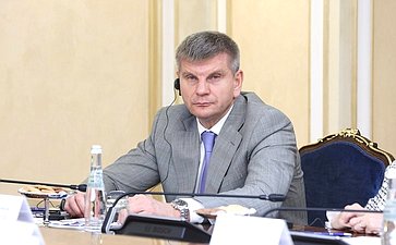 Геннадий Голов