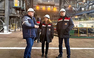 Дарья Лантратова совместно с министром промышленности и торговли ЛНР Владиславом Варшавским посетила Алчевский металлургический комбинат