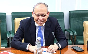 Встреча председателя Комитета Совета Федерации по международным делам Григория Карасина с Чрезвычайным и Полномочным Послом Арабской Республики Египет в РФ Назихом Эльнаггари