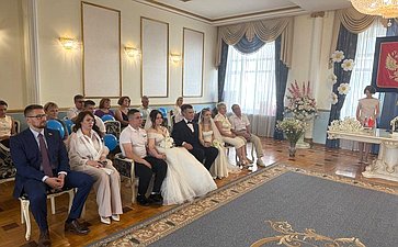 Руслан Смашнев поздравил смоленские пары с Днем семьи, любви и верности