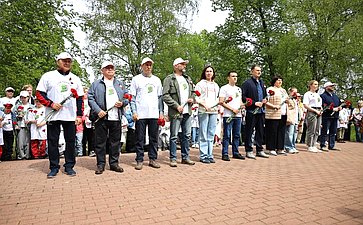 В Год защитника Отечества и 80-летия Победы в Великой Отечественной войне 1941–1945 годов сенаторы РФ и сотрудники Аппарата СФ провели акцию «Сад Памяти» — высадили 250 кустов сирени в музее-заповеднике «Горки Ленинские»