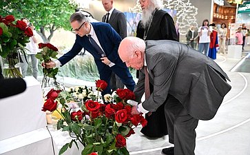 Церемония возложения цветов к стенду Белгородской области на выставке-форуме «Россия»