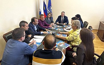 Денис Гусев в ходе поездки в регион дал старт муниципальному конкурсу благоустройства и озеленения территорий многоквартирных жилых домов и индивидуальных приусадебных участков в городе Нарьян-Маре и рабочем посёлке Искателей