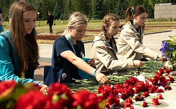 Участники культурно-образовательного проекта «Поезд Памяти» почтили память героев блокадного Ленинграда