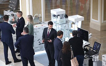Валентина Матвиенко и Министр промышленности и торговли РФ Антон Алиханов ознакомились с выставкой, посвященной передовым разработкам отечественной промышленности