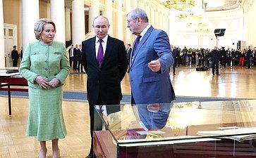 Президент России в Таврическом дворце осмотрел выставку архивных документов, приуроченную к 120-летию российского парламентаризма