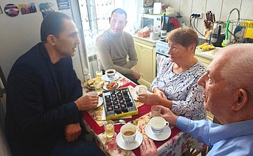 Семья Хапочкиных и Денис Раздобреев поздравили с наступающим Новым годом Василия Николаевича и Нину Федоровну Андреевых