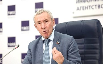 В пресс-центре ТАСС прошла пресс-конференция председателя Комиссии СФ по защите государственного суверенитета и предотвращению вмешательства во внутренние дела РФ Андрея Климова, посвященная построению новой архитектуры евразийской безопасности