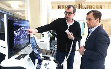 Валентина Матвиенко и Министр промышленности и торговли РФ Антон Алиханов ознакомились с выставкой, посвященной передовым разработкам отечественной промышленности