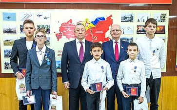 Фарит Мухаметшин в Самаре вручил награды лауреатам проекта «Дети-герои» — медали Совета Федерации «За проявленное мужество»