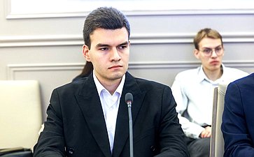 Наталья Мельникова провела встречу с активистами молодежного землячества Псковской области