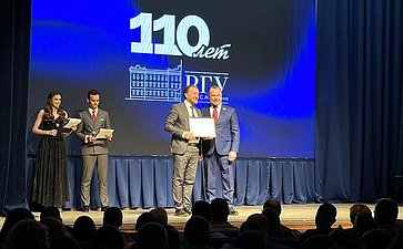 Игорь Мурог вручил Почетную грамоту Совета Федерации РГУ имени Есенина в честь 110-летия вуза