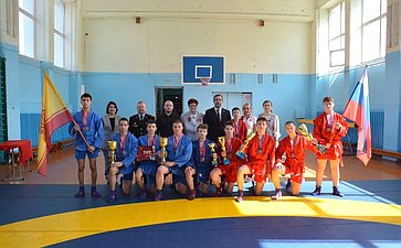 Николай Владимиров поздравил юных самбистов с победой