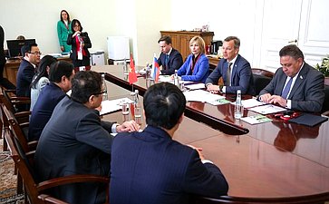 Встреча первого заместителя Председателя СФ Андрея Яцкина с заместителем председателя Национального собрания Социалистической Республики Вьетнам. XI Невский международный экологический конгресс