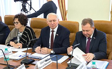 Е. Лахова, Н. Тихомиров и В. Павленко
