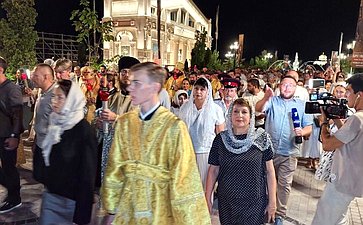 Екатерина Алтабаева вместе с Губернатором Севастополя Михаилом Развожаевым приняла участие в праздничном богослужении, посвященном Крещению Руси князем Владимиром