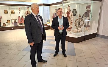 Сергей Мартынов посетил Музей истории и археологии в Йошкар-Оле, где осмотрел выставку «Узоры единства»