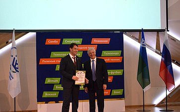 Эдуард Исаков принял участие в торжественных мероприятиях с чемпионами Летних Игр Паралимпийцев и открыл в регионе Международный инклюзивный турнир по жиму лежа «Кубок чемпионов»