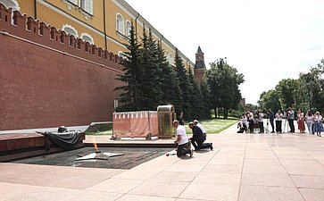 Участники проекта «Поезд памяти» 2023 года возложили цветы к Могиле Неизвестного Солдата в Александровском саду