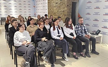 Ольга Бас в преддверии Дня солидарности трудящихся приняла участие во встрече в ЛНР