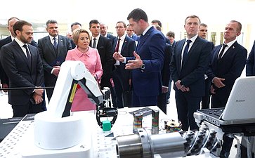 Валентина Матвиенко и Министр промышленности и торговли РФ Антон Алиханов ознакомились с выставкой, посвященной передовым разработкам отечественной промышленности