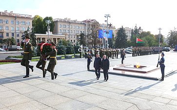 Сенаторы приняли участие в возложении цветов к Монументу Победы (фото: Пресс-служба Совета Республики Национального собрания Беларуси)