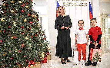 Инна Святенко приняла участие в благотворительной акции «Елка желаний» и исполнила желания юных москвичей