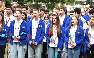 Участники «Поезда Памяти» возложили цветы к Могиле Неизвестного Солдата в Александровском саду и посетили Кремль
