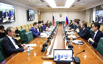 Круглый стол на тему «Обеспечение технологического лидерства в нефтегазовом секторе: цифровая трансформация, обеспечение кадрами, локализация оборудования»