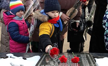 Ольга Бас приняла участие в церемонии возложения Гирлянды Славы в ЛНР