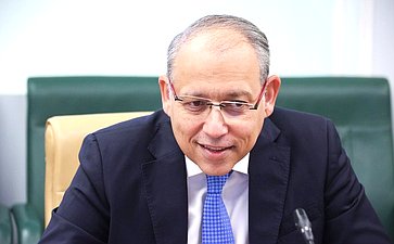 Встреча председателя Комитета Совета Федерации по международным делам Григория Карасина с Чрезвычайным и Полномочным Послом Арабской Республики Египет в РФ Назихом Эльнаггари