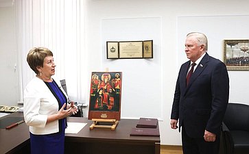 Передача освященного списка Иконы Селенгинского пехотного полка Богоматерь Печерская севастопольцам от жителей Республики Бурятия, в знак исторической связи между российскими регионами