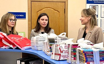 Татьяна Сахарова передала около сотни книг на русском языке, предназначенных для школ и библиотек Донецкой и Луганской народных республик