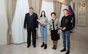 Екатерина Алтабаева и Сергей Колбин наградили медалями Совета Федерации детей-героев, проявивших личное мужество в экстремальной ситуации