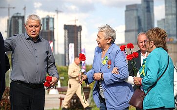 Возложение цветов делегации общества «Жители блокадного Ленинграда» к монументу «Ленинградский фронт» в Парке Победы
