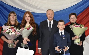 Валерий Радаев вручил награды юным героям Саратовской области