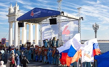 Николай Семисотов вручил детям-героям медали Совета Федерации «За проявленное мужество» и принял участие в мероприятиях города-героя Волгограда в честь Дня народного единства