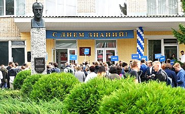 В День знаний Анатолий Артамонов поздравил школьников и студентов Калужской области