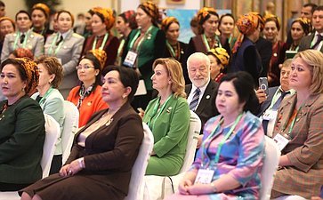 Пленарное заседание первого Диалога женщин стран Центральной Азии и России