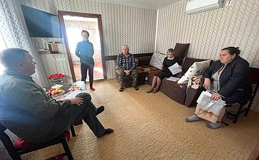 Игорь Кастюкевич посетил пожилых супругов Капраловых, дом которых пострадал в результате обстрела со стороны ВСУ прошлым летом