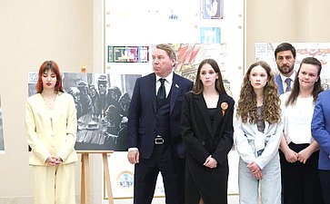 Лилия Гумерова и Дмитрий Василенко открыли в верхней палате выставку детского рисунка «Жизнь, делённая на граммы»
