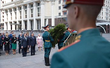 Возложение цветов к памятнику Г. Жукову