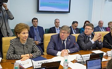 Г. Карелова и В. Рязанский Расширенное заседание Комитета СФ по социальной политике